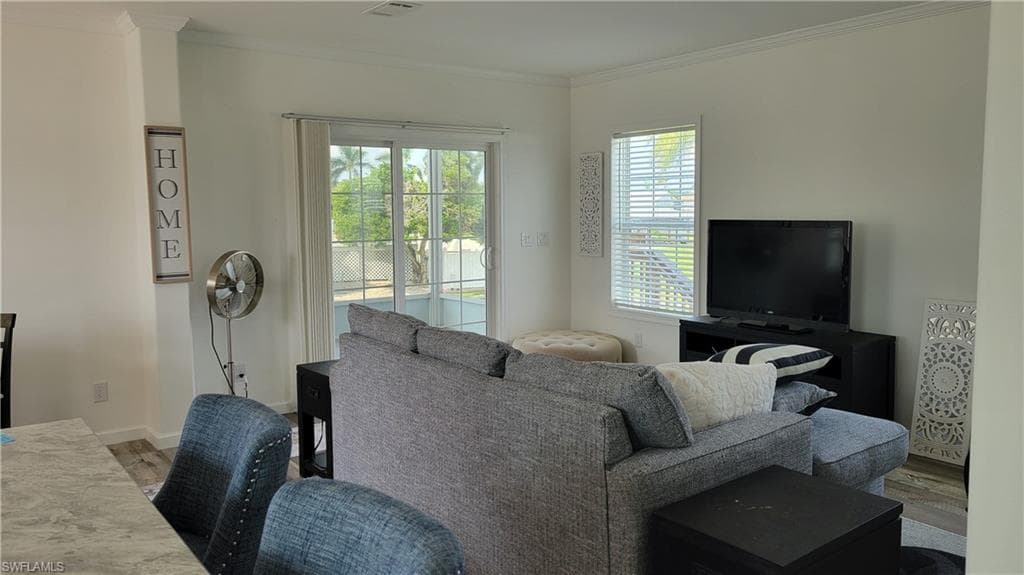 302 Shoreland DR-9