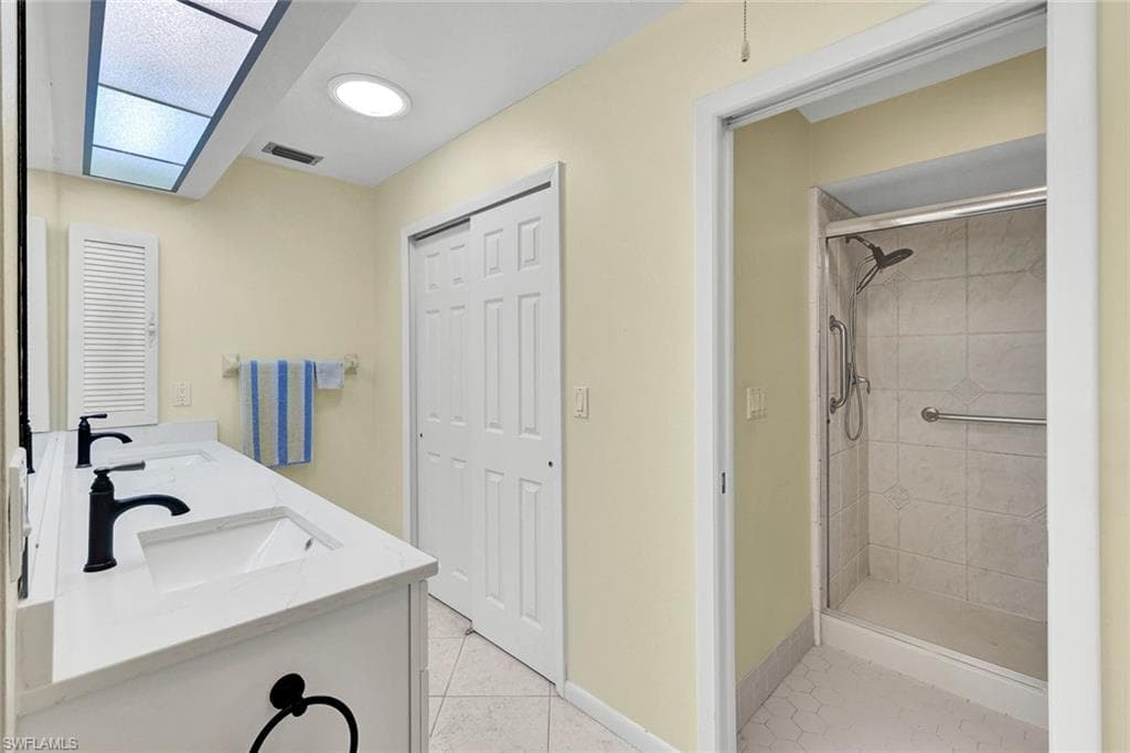 1214 Medinah DR-19