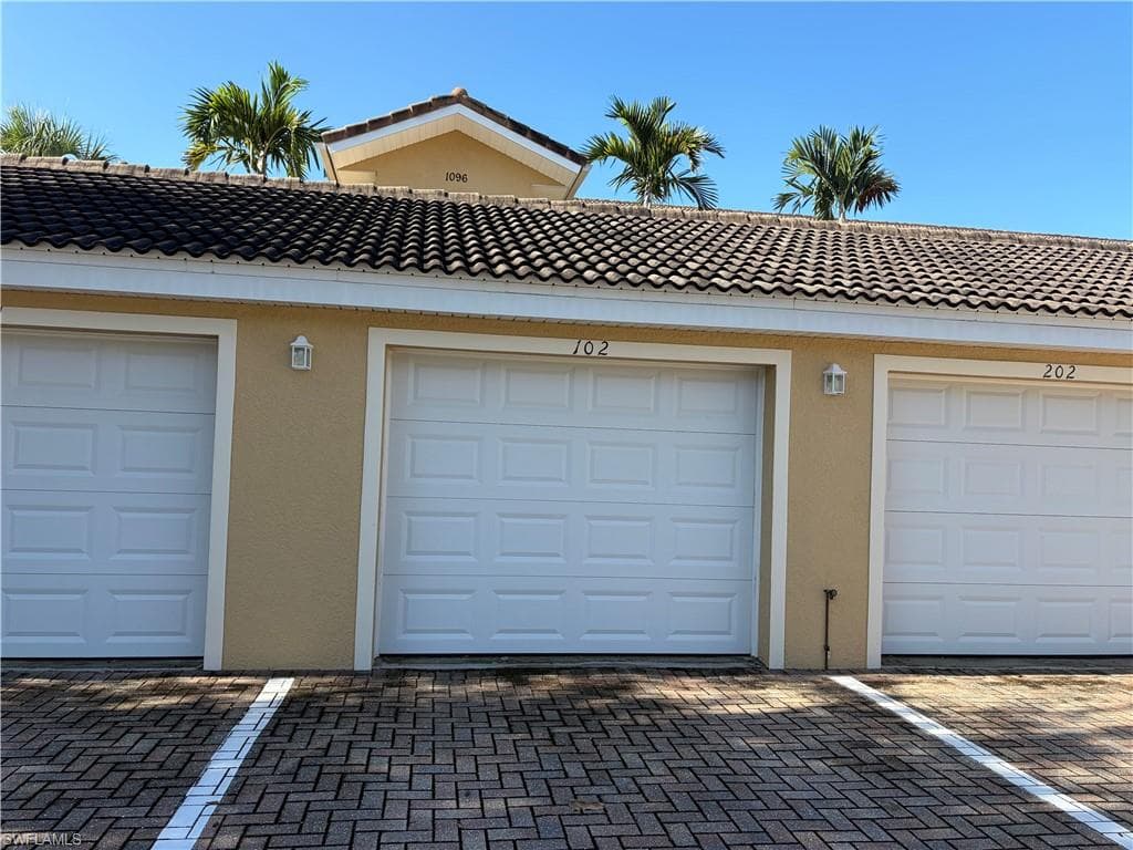 1096 Winding Pines CIR 102-6