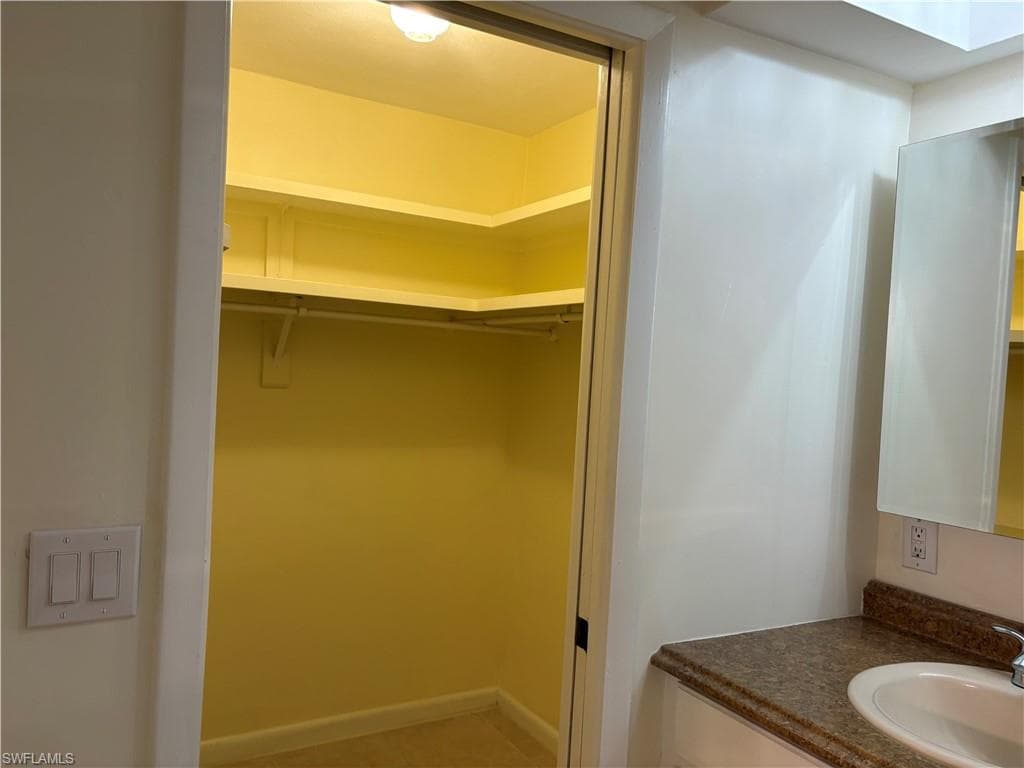 5661 Eichen CIR E-9