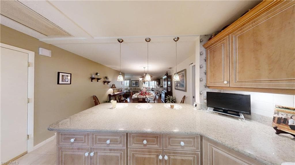 1527 Edgewater CIR-21