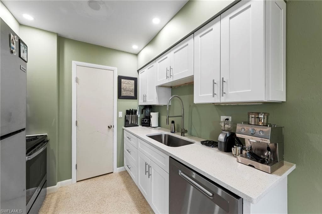 1212 Barnsdale ST-17