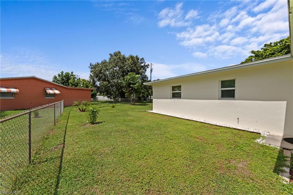 1212 Barnsdale ST-32
