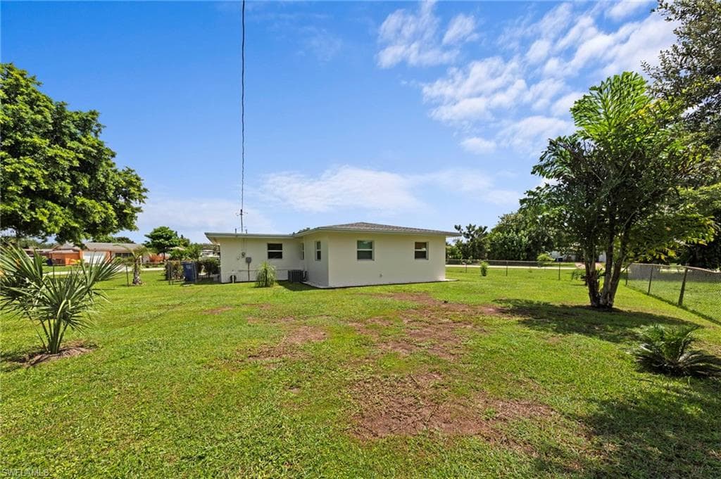 1212 Barnsdale ST-29