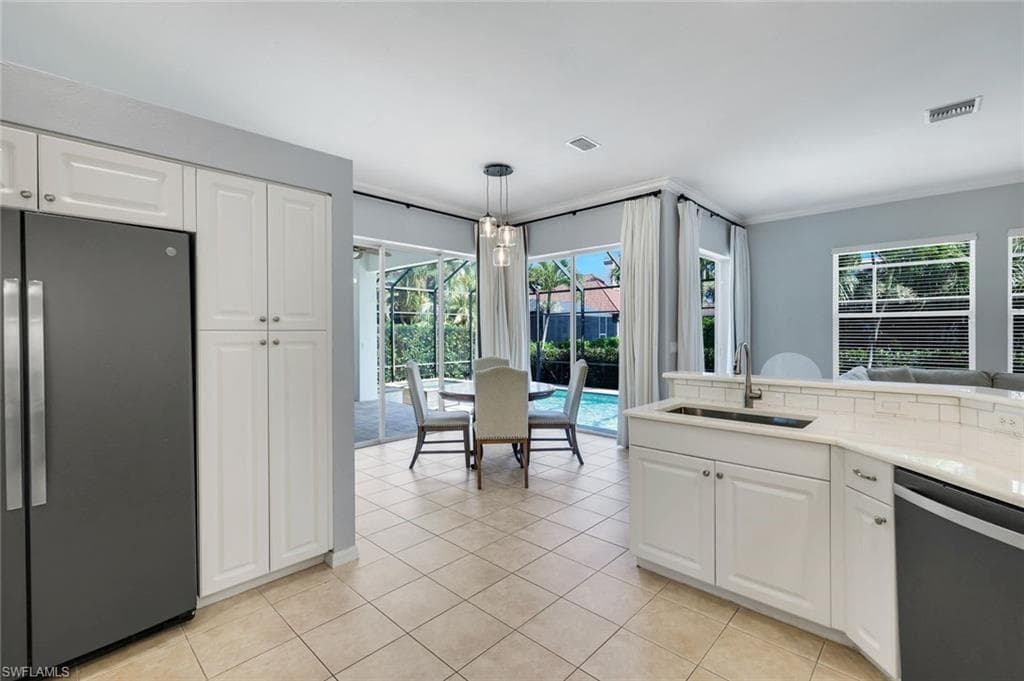 8748 Lake CIR-13
