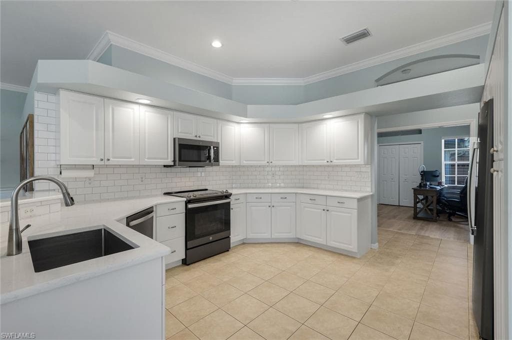 8748 Lake CIR-10
