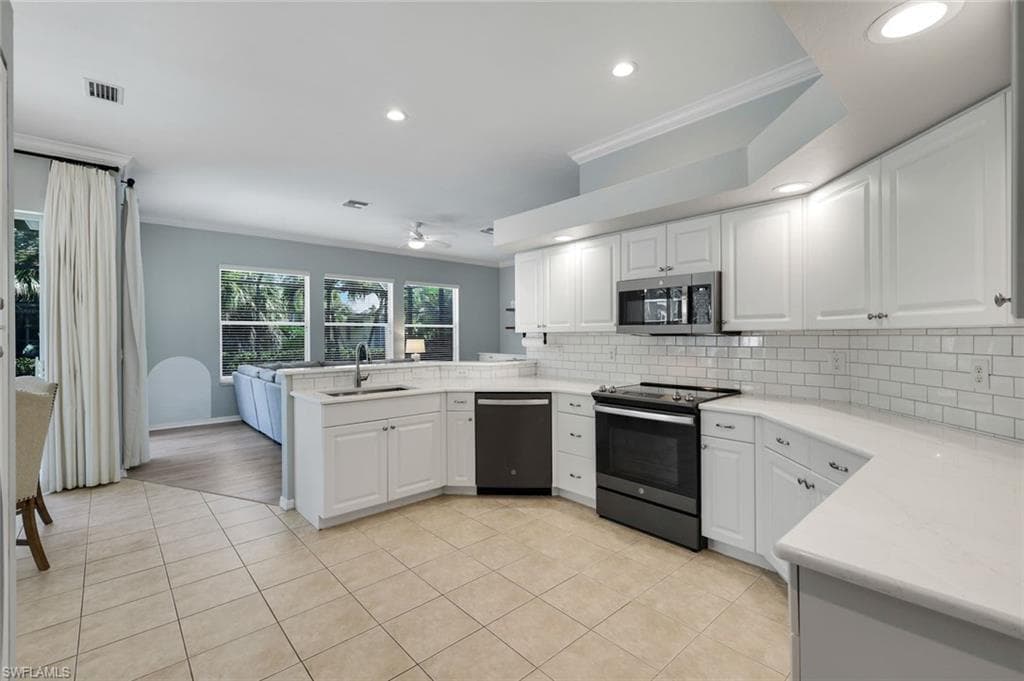 8748 Lake CIR-11