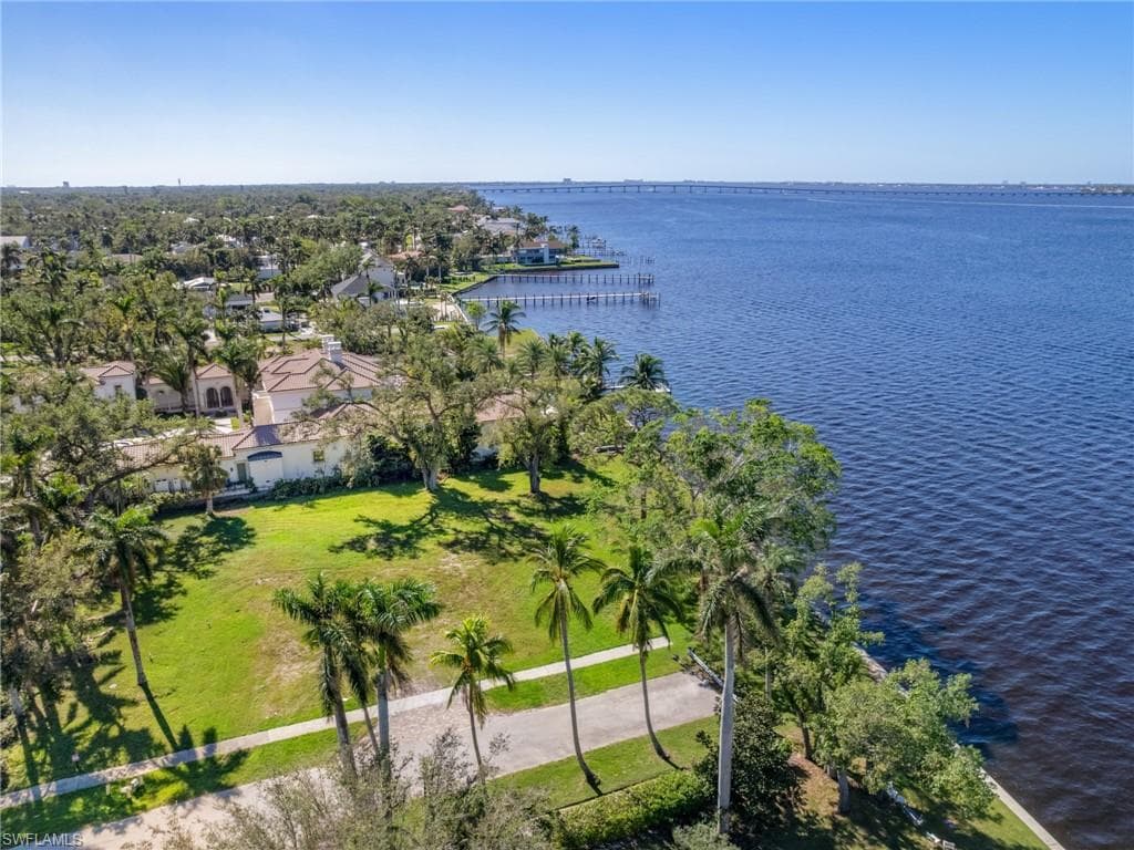 1212 Coconut DR-13
