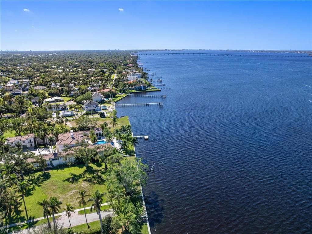 1212 Coconut DR-22
