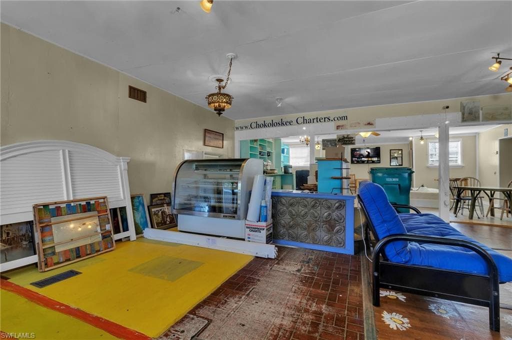 238 Mamie ST-12