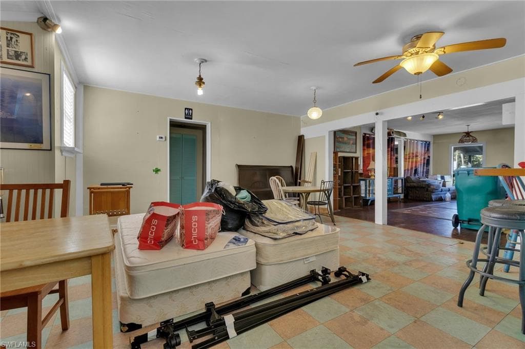 238 Mamie ST-11