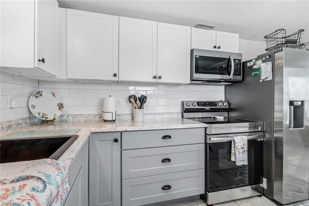 2686 Clyde ST-11