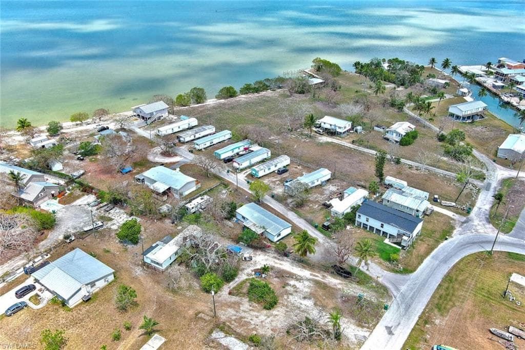 1165 Rewis DR-17