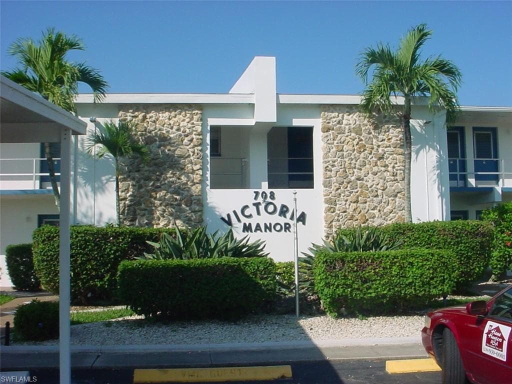 708 Victoria DR 206-1
