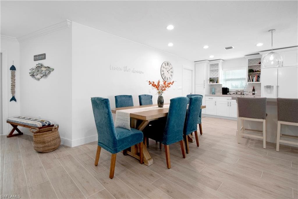 19 Pelican ST E-28