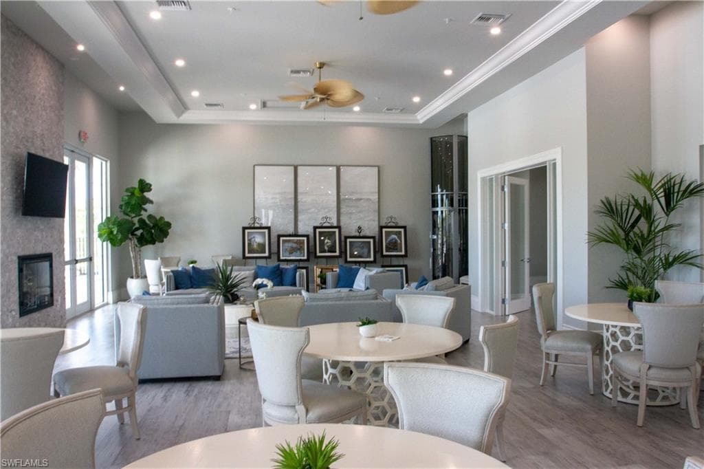 251 Indies DR E 202-43