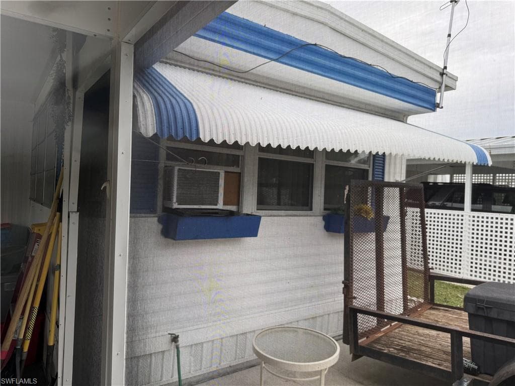 539 Poinsettia LN 152-3