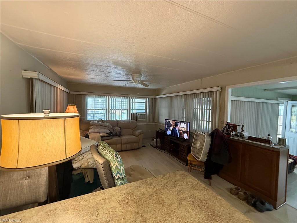 539 Poinsettia LN 152-11