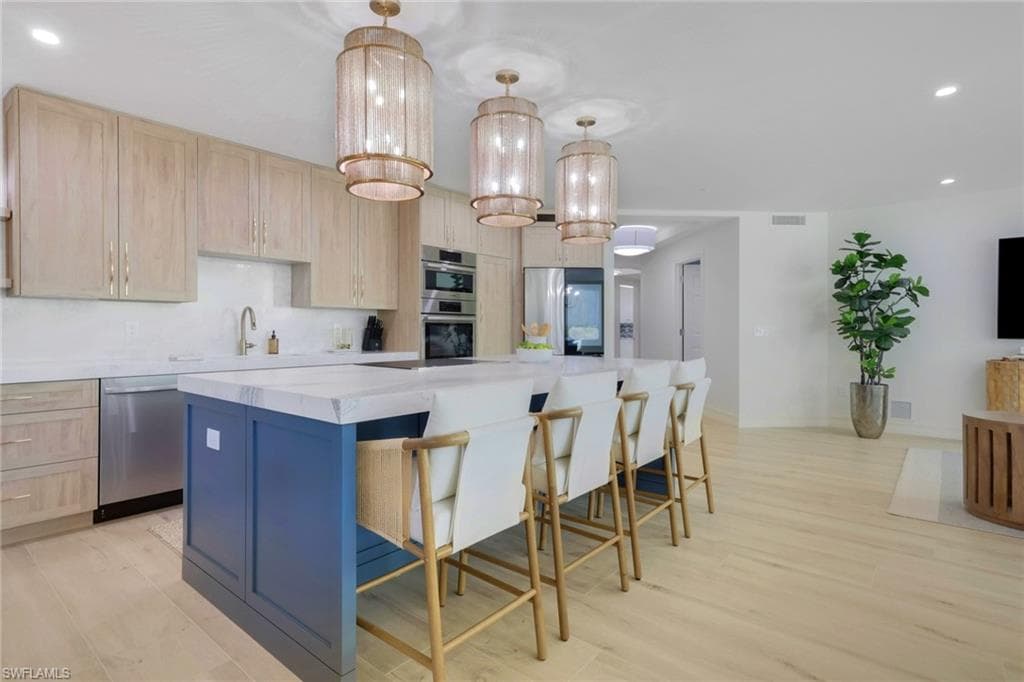 2728 Tiburon BLVD E 302-5