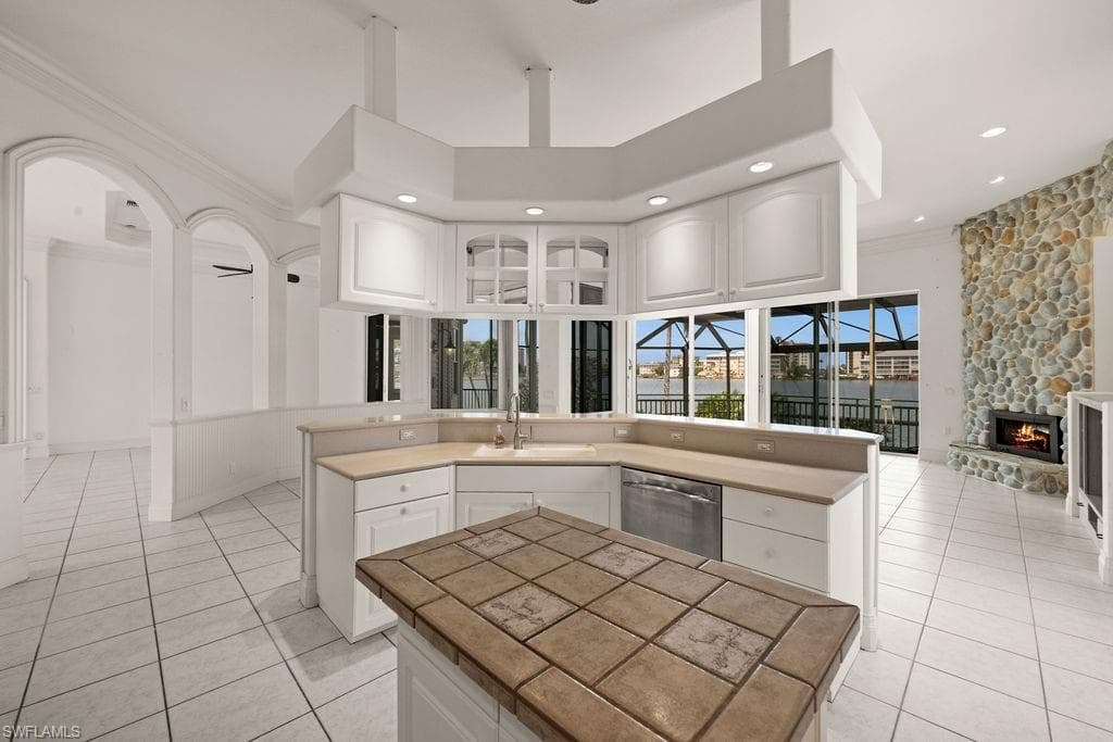 371 Bayside AVE-16
