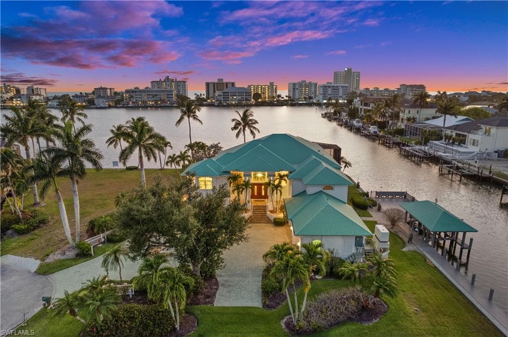 371 Bayside AVE-1