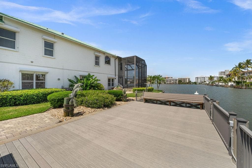 371 Bayside AVE-40