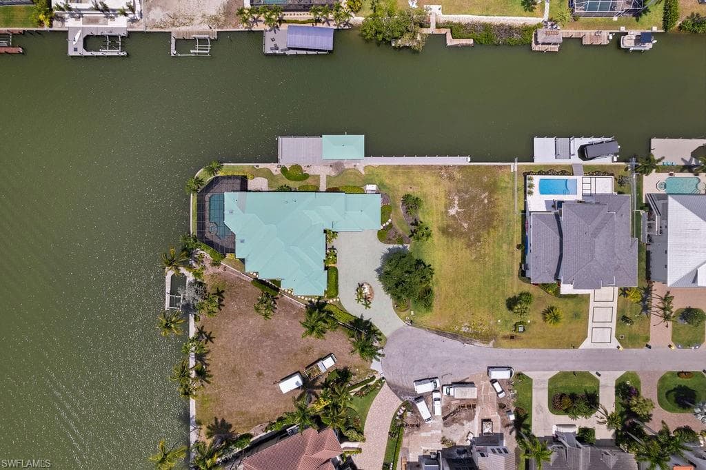 371 Bayside AVE-35
