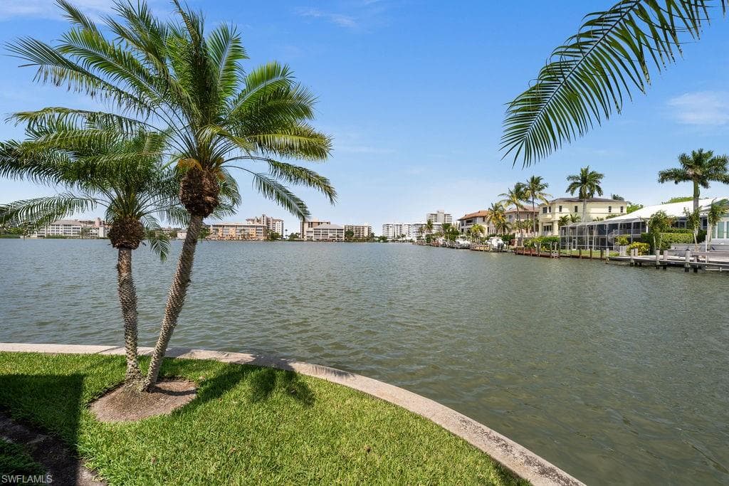 371 Bayside AVE-31