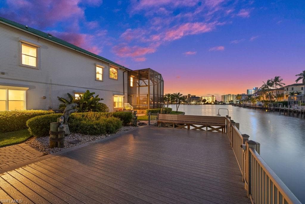 371 Bayside AVE-8