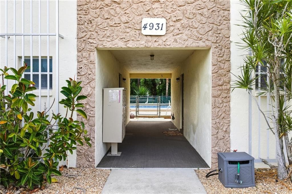 4931 Vincennes CT 6-3