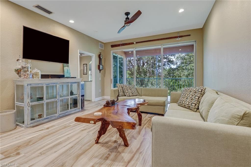 10037 Heather LN 403-8