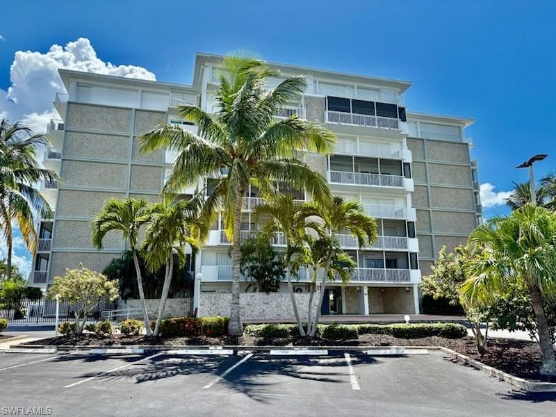 60 Pelican ST W 106-1