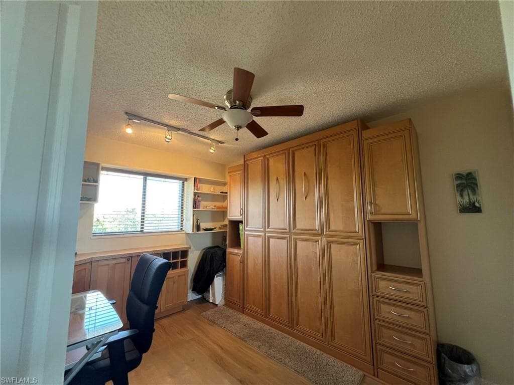 1250 Tennisplace CT A33-20