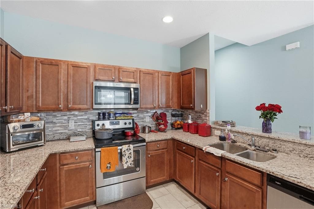1004 Hamilton ST-16