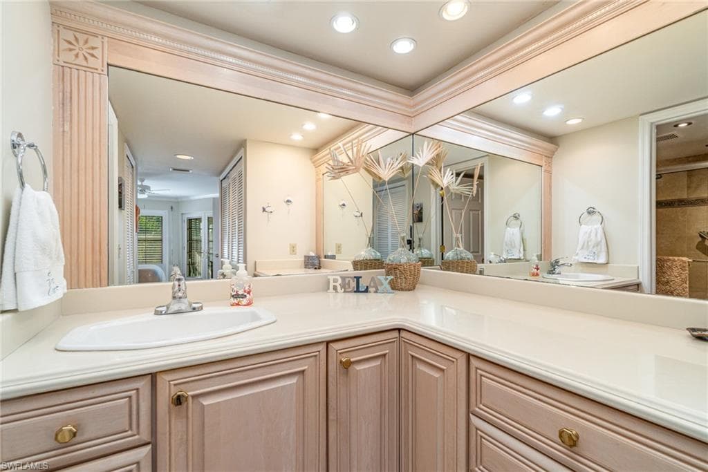 912 SW 48th TER 208-23