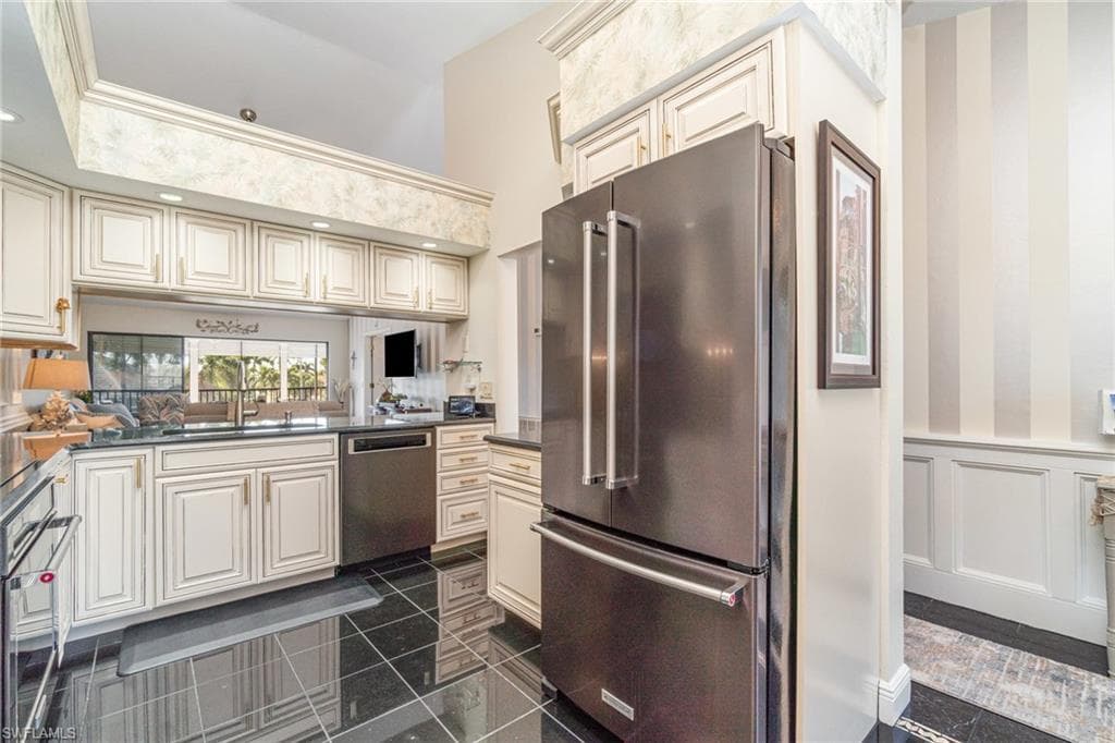 912 SW 48th TER 208-12