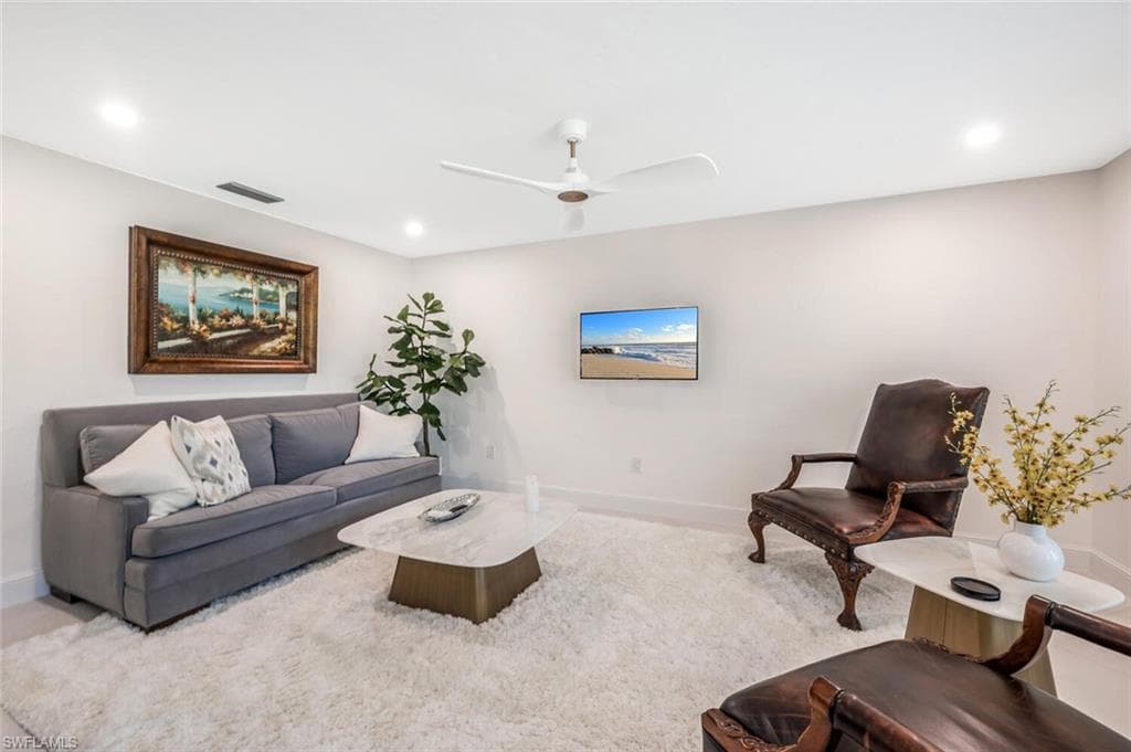 735 Parkview LN-16