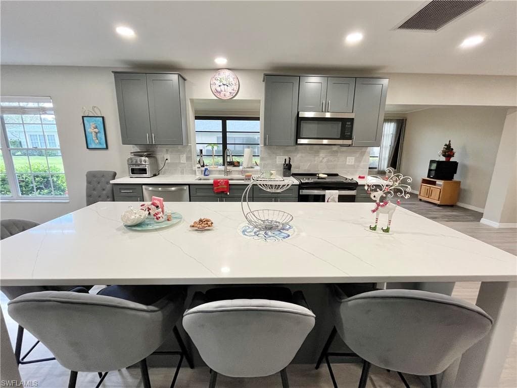 1254 Hazeltine DR-11