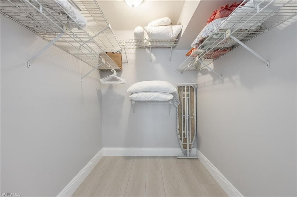 424 Lagoon DR-24