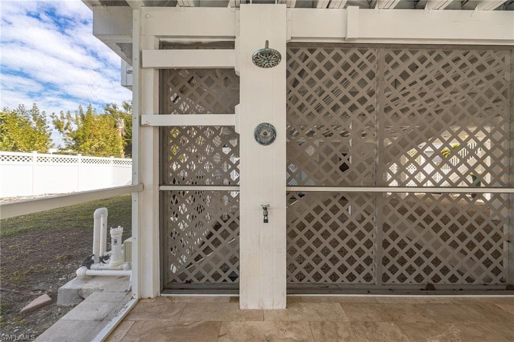 424 Lagoon DR-33
