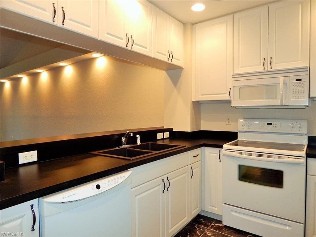 1113 Van Loon Commons CIR 304-5