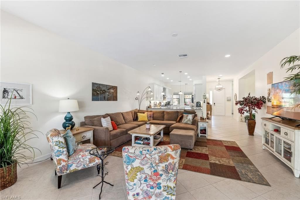 4360 Aurora ST-19