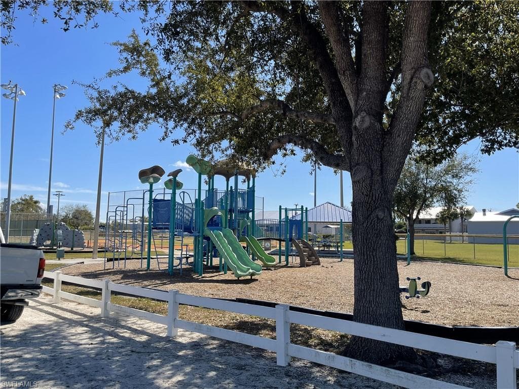 5520 Rainbow DR-36