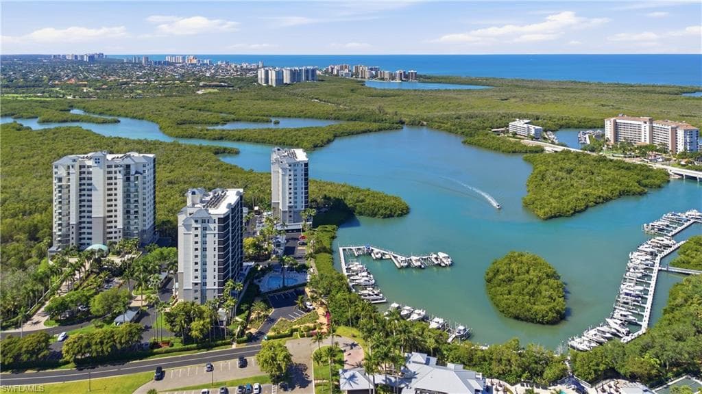 425 Cove Tower Dr 703-40