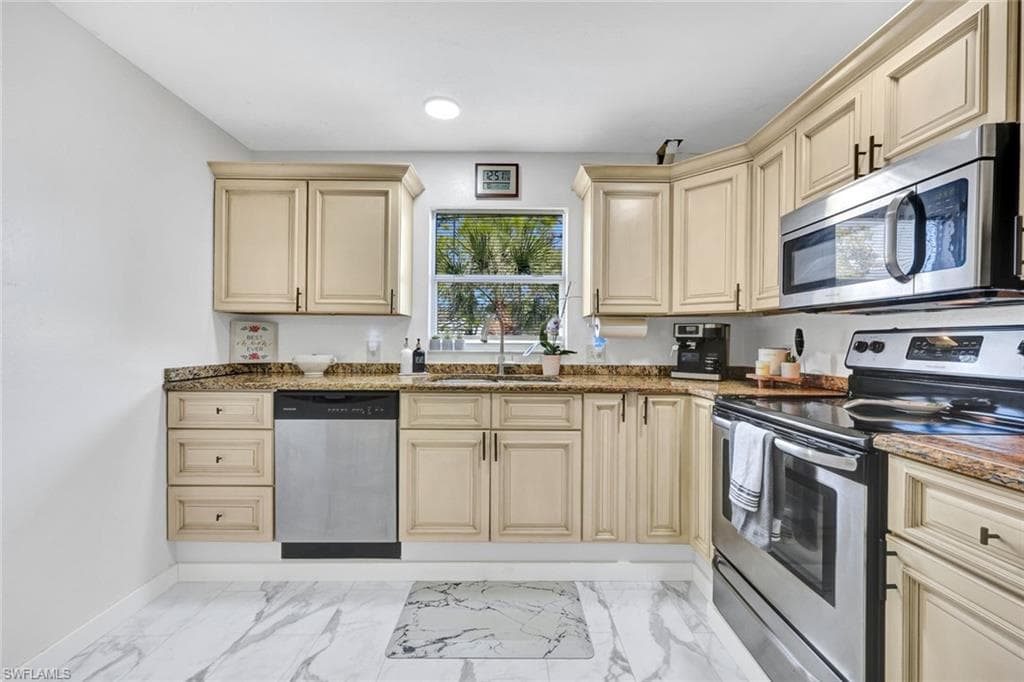 1599 Trafalgar LN O201-7