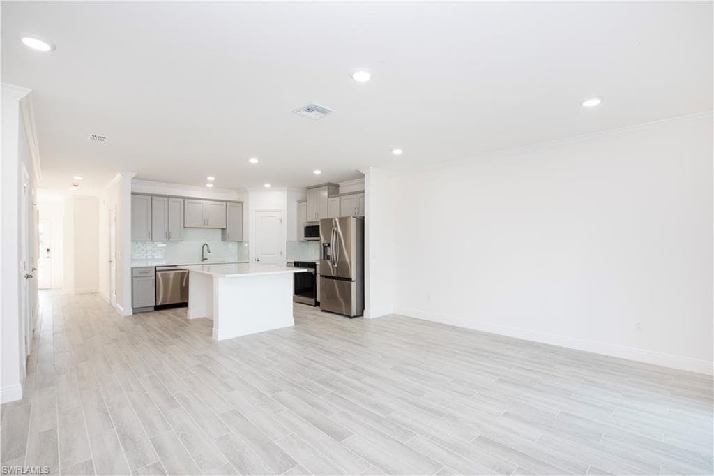 10534 Fountain Palm CIR-6