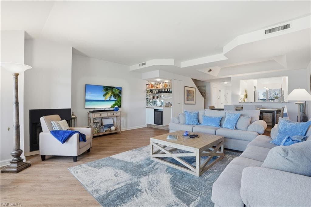 309 La Peninsula BLVD 309-10