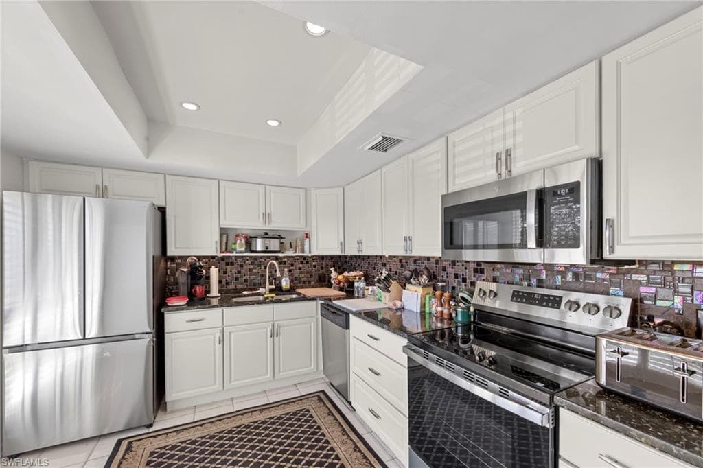 84 Glades BLVD 2-5