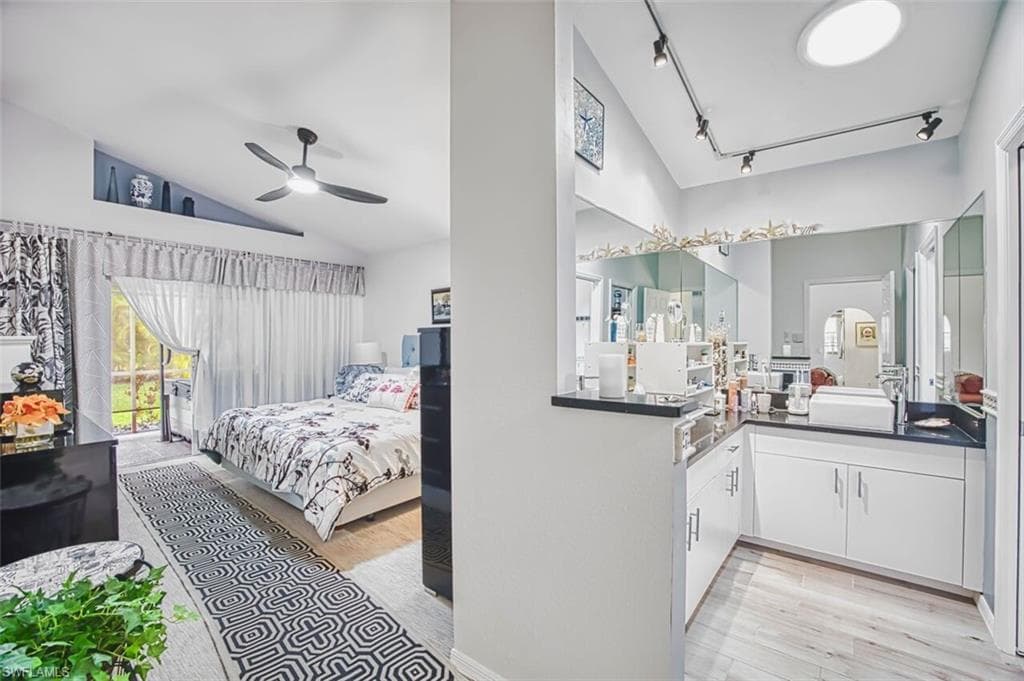 9917 Las Casas DR-22
