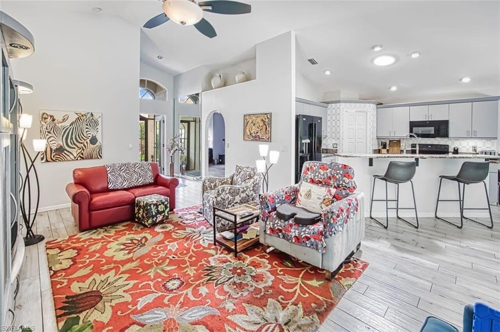 9917 Las Casas DR-11